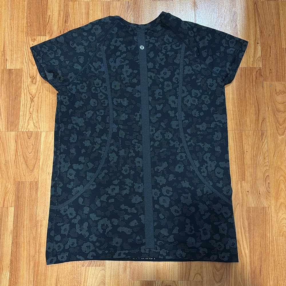 Lululemon Tech Short Sleeve in color Dappled Floral true navy/ocean air - Picture 5 of 6